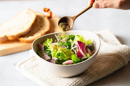 【 11月7日はいいお腹の日 】“サラダにかける新習慣” 【 11月7日はいいお腹の日 】“サラダにかける新習慣”