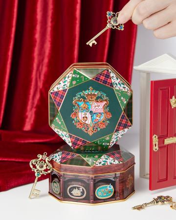 覗くとガラス絵が見える『不思議な鍵のチャーム』付き