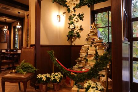 本で作ったクリスマスツリーがお出迎え　クリスマスの