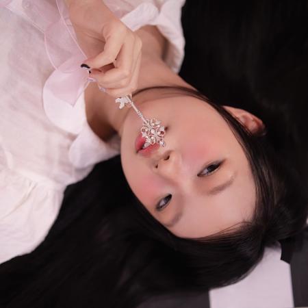 Z世代の恋愛詩人、Regina Song(レジーナ・ソング)が Z世代の恋愛詩人、Regina Song(レジーナ・ソング)が