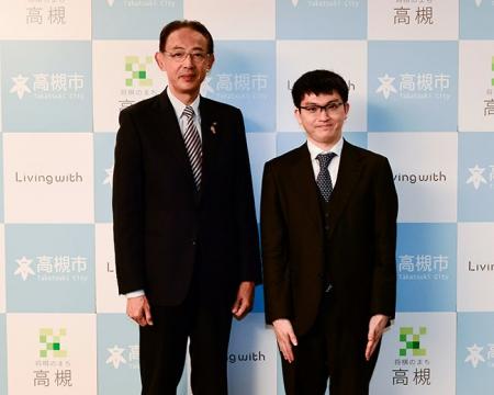 永瀬拓矢九段がJT杯出場を前に高槻市を訪問 永瀬拓矢九段がJT杯出場を前に高槻市を訪問