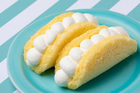 ふわっと、とろける。生クリームの最高の瞬間を。 ふわっと、とろける。生クリームの最高の瞬間を。