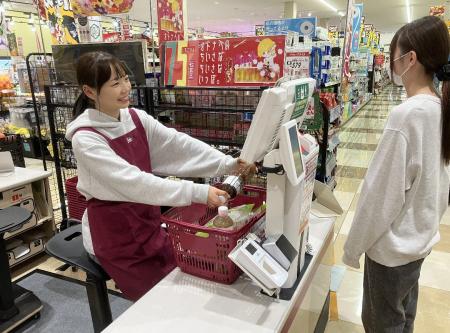 スーパーマーケット「ベルク」、レジ従業員専用椅子を スーパーマーケット「ベルク」、レジ従業員専用椅子を