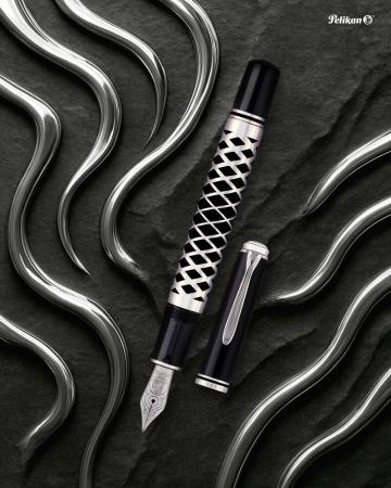 ＜ペリカン＞ブラックの輝きと幾何学模様が織りなすモ