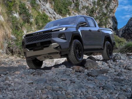 新型ハイラックス日本仕様　BEVのボディ寸法は全長...