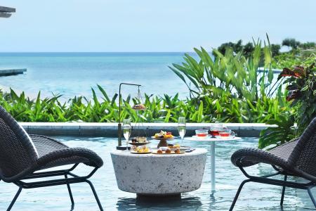 【星のや沖縄】冬も暖かなプールサイドで優雅に過ごし