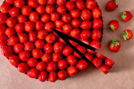 甘く華やぐ冬。艶やかいちごのケーキで満たす、小さな