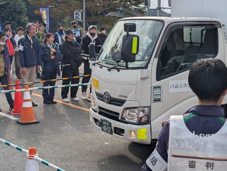 「安全」「正確」な運転42人が競う　同僚や家族も声援