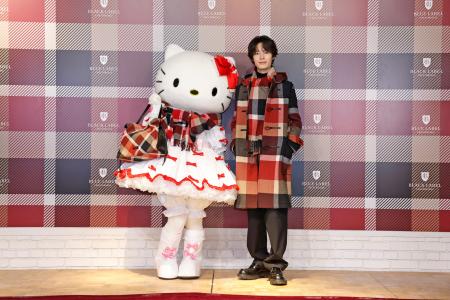 塩野瑛久さんがハローキティをエスコートして登壇　「
