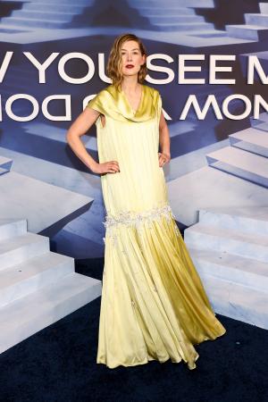 【Dior】ディオールを纏うセレブリティ：ロザムンド・