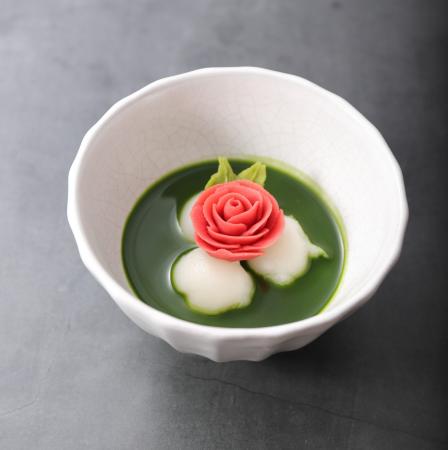 寒い季節に心も体も温まる一杯。上品な甘さの『花抹茶