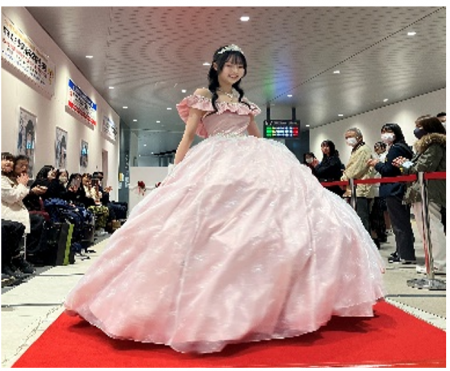 折尾駅が華やかなランウェイに！折尾高校生徒によるフ