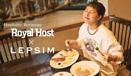 人気メニューやロゴをモチーフにしたスウェットや雑貨