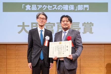 買い物支援+見守り活動を行う移動スーパーとくし丸 買い物支援+見守り活動を行う移動スーパーとくし丸