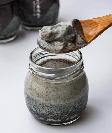 香ばしい黒ごまの風味をたっぷり含んだ、期間限定の「 香ばしい黒ごまの風味をたっぷり含んだ、期間限定の「