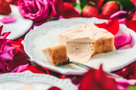 toroaより、北海道チーズが濃厚。バラとベリーが鮮や toroaより、北海道チーズが濃厚。バラとベリーが鮮や