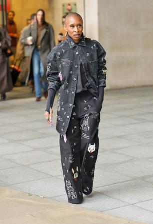 【ロエベ】シンシア・エリヴォが《ウィキッド 永遠の