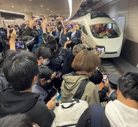 白いロマンスカー・VSE、展示に向けて動き出します! 白いロマンスカー・VSE、展示に向けて動き出します!