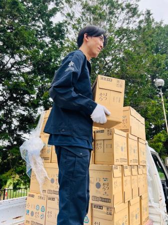 猛暑の夏、地域の高校へ備蓄水を寄贈 猛暑の夏、地域の高校へ備蓄水を寄贈