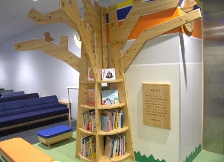 待合エリア改革！「手続き待ちの空間」が「絵本文化に