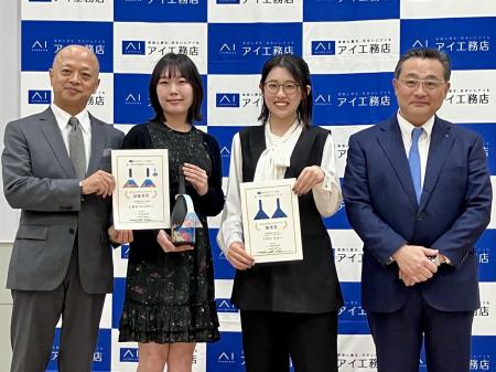 学生と巨匠が紡ぐ初のコラボ作品「オリジナル日本酒ボ 学生と巨匠が紡ぐ初のコラボ作品「オリジナル日本酒ボ