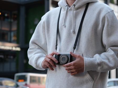 シンプルで簡単に着脱できるレザーストラップ『クラシ