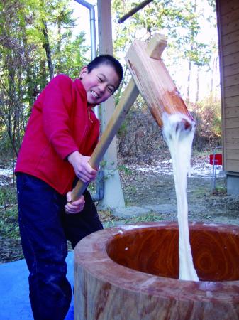 ＼こもりがちな冬休みこそアウトドア！／　薪割りにそ