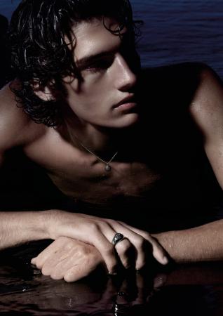 【ジョルジオ アルマーニ】ブランド初のメンズ ファイ 【ジョルジオ アルマーニ】ブランド初のメンズ ファイ