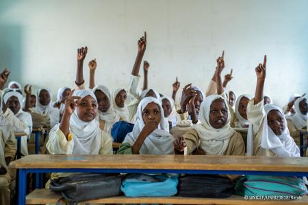 日本政府、紛争の影響を受ける8万人以上の子どもたち