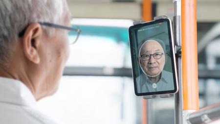 来庁不要の“顔パス定期券”を加賀市の乗合タクシーで実