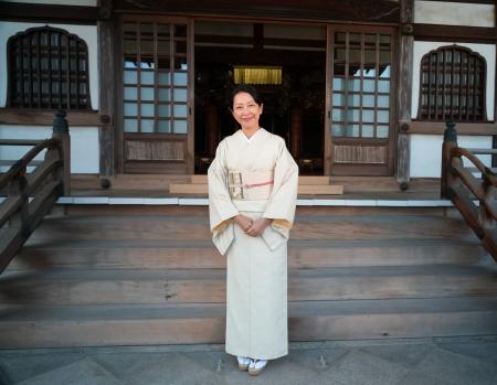 結城紬を身に纏った羽田美智子さんが、地域への移住を 結城紬を身に纏った羽田美智子さんが、地域への移住を