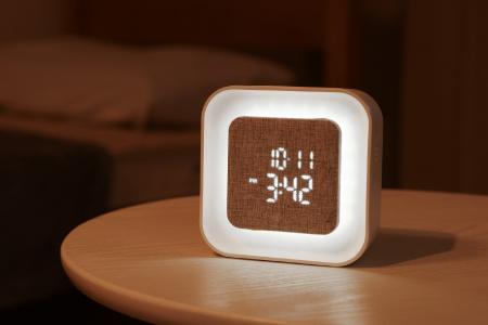 スマホに頼らない朝の目覚め。多機能な「置き型デジタ スマホに頼らない朝の目覚め。多機能な「置き型デジタ