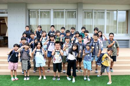 布製ランドセル『ラクサックジュニア』を寄贈~子ども 布製ランドセル『ラクサックジュニア』を寄贈~子ども