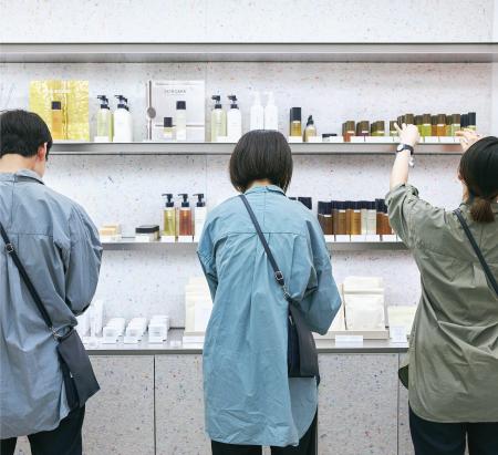 【SHIRO】廃棄予定だった制服に、新たな命を吹き込む 【SHIRO】廃棄予定だった制服に、新たな命を吹き込む