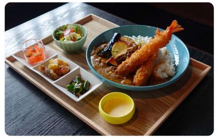 カレーが桃に恋をした！一口で“ほっと”心ほどける、花