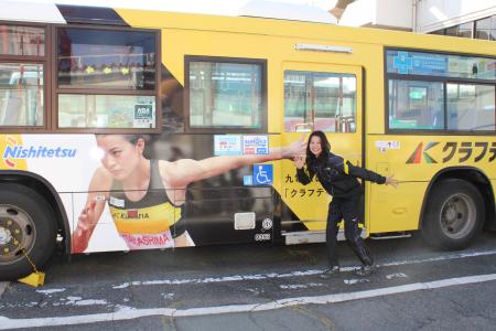 当社陸上競技部選手を起用したラッピングバスが運行を