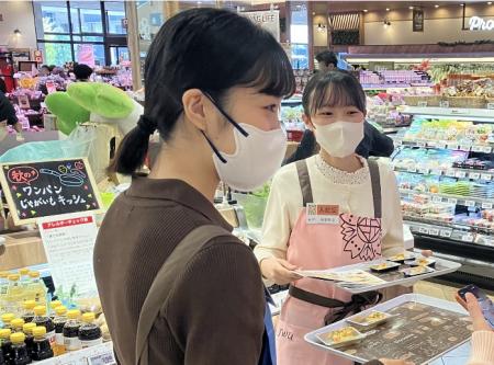 学生考案「若者に親しみやすいレシピ」をスーパーの売