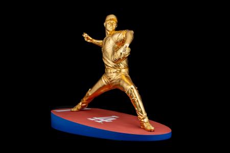 大谷翔平選手の等身大の黄金ピッチャー像が初お披露目