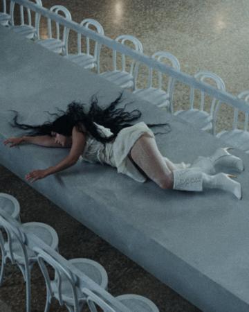 【McQueen】チャーリーxcxがマックイーンを着用