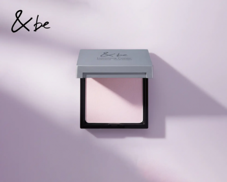 肌に馴染むやわらかな光設計！「＆be」ハイライトパウ