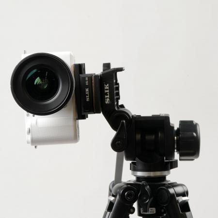 流行の「縦長動画」の撮影に対応する動画雲台「スリッ