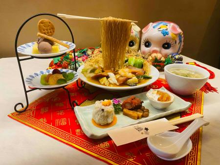 麺が宙に舞う!?　驚きと美味しさの新感覚無重力中華。