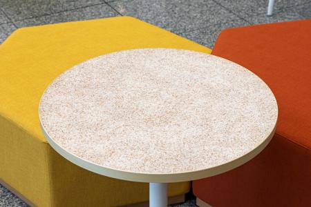 イトーキ、キユーピーの卵殻をアップサイクルした天板