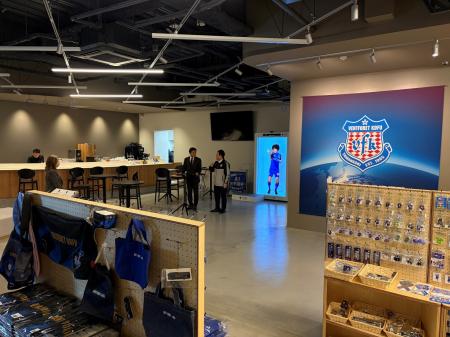 インテック、山梨中央銀行の新店舗「withKOFU」でホロ