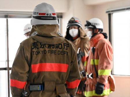 解体予定の建物を訓練の場として提供し、防災訓練を実 解体予定の建物を訓練の場として提供し、防災訓練を実