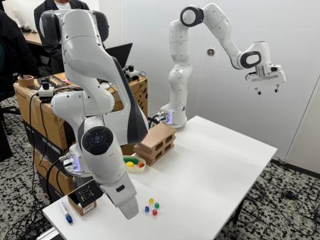 Franka Robotics GmbH社製のロボットを活用した自律双