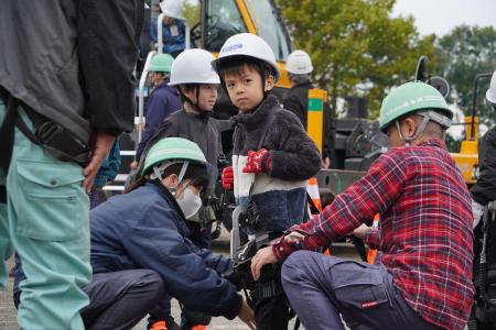 小学生が“はたらくじどう車”の運転席へ！橋本組が大井