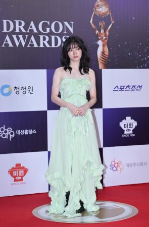 【McQueen】イ・ジェインがマックイーンを着用