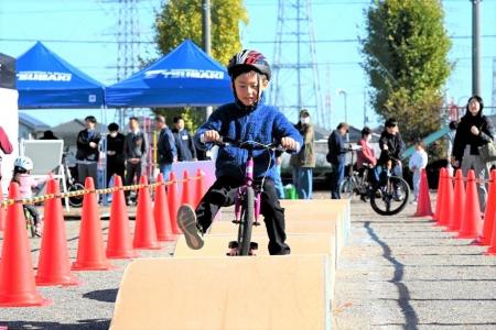 茶畑を貸切、富士山眺めペダル漕ぐ親子の休日