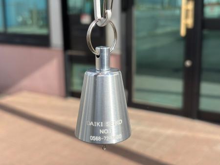 ダイキ精工、熊被害の拡大を受け”名入れ”をした「働く